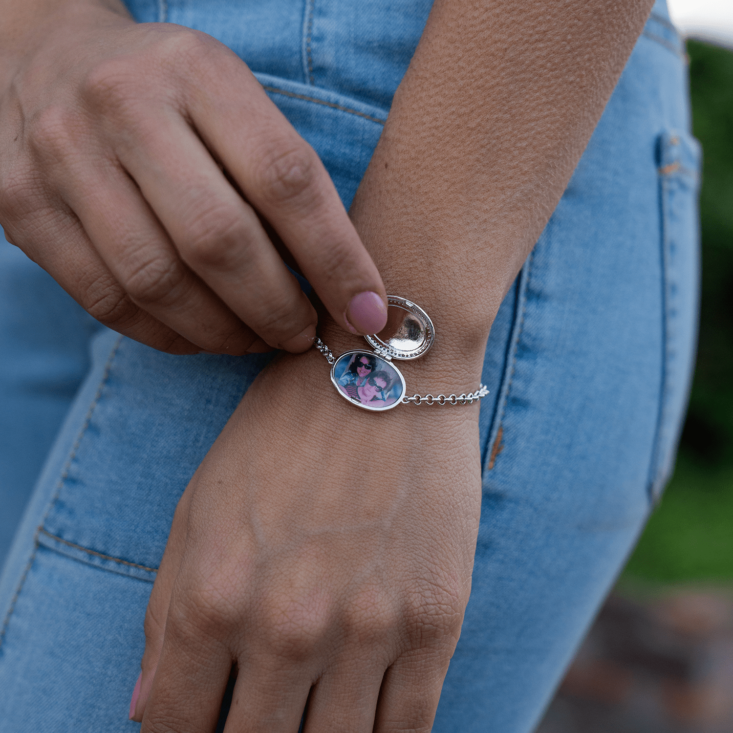 Personalized oval medallion bracelet